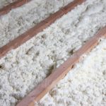 Isolation par mousse polyuréthane dans une maison avant l'été