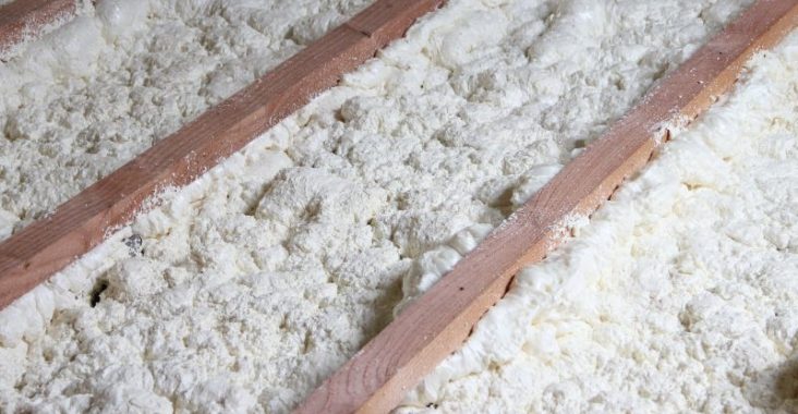 Isolation par mousse polyuréthane dans une maison avant l'été