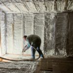 Isolation polyuréthane projeté ou panneaux